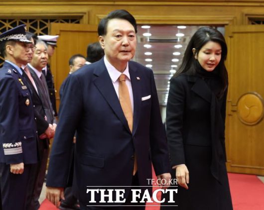 대통령실은 김건희 여사의 '주가조작 의혹 특검법' 거부권 행사가 이해충돌 여지가 있다는 주장에 대해 "동의하지 않는다"고 말했다. 사진은 지난해 12월 15일 네덜란드 국빈 방문 일정을 마치고 윤 대통령과 김 여사가 성남 서울공항에 도착하는 모습. /뉴시스