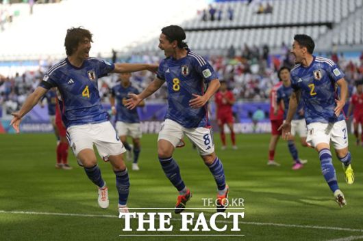 일본의 미나미노 타쿠미(가운데)가 14일 베트남과 2023 카타르 아시안컵 D조 1차전에서 멀티골을 터뜨린 뒤 기뻐하고 있다. 미나미노는 이강인과 함께 득점 공동선두를 달리고 있다./도하=AP.뉴시스