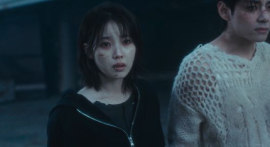 뮤직비디오 속 아이유는 입술에 체인이 걸려있고, 뷔는 백색 렌즈를 착용하고 있다. /유튜브 캡처