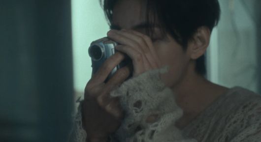 뮤직비디오 속 캠코더는 세상의 아름다운 것들을 바라볼 수 있는 중요한 장치다. /유튜브 캡처