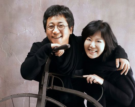 위일청은 "음악은 나이를 먹어도 목소리가 받쳐주는 한 얼마든지 오래도록 할 수 있다"면서 "팬들이 있다는 건 행복이고, 할 수만 있다면 새로운 음반을  계속 내고 싶다"고 말했다. 오른쪽은 아내. /위리미디어