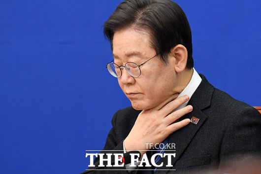 피습 부위 만지는 이 대표.