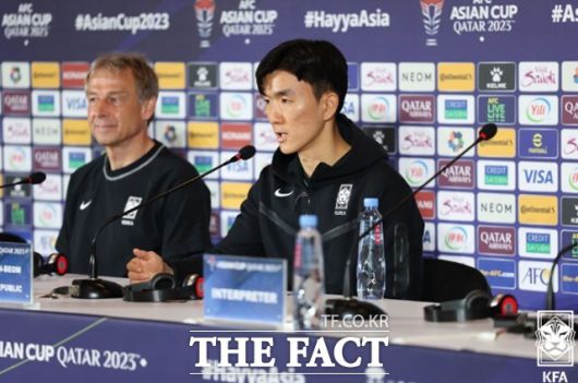 한국과 요르단의 4강전을 앞두고 공식 기자회견에 참석하고 있는 황인범(오른쪽)과 클린스만./도하=KFA