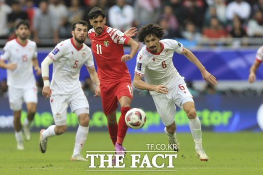 요르단의 요주의 선수로 꼽히는 스트라이커 알 나이마트. 타지키스탄의 수비진을 따돌리며 드리블을 하고 있다./알라이얀=AP.뉴시스