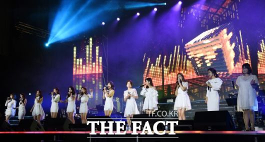 현 소속사 포켓돌스튜디오는 2019년 3월 송가인과 5년간 전속계약을 체결했다. 사진은 송가인(가운데)이 2019년 '미스트롯' 탄생 당시 멤버들과 함께 '미스트롯 전국투어 콘서트' 리허설 무대를 갖고 있다. /더팩트 DB