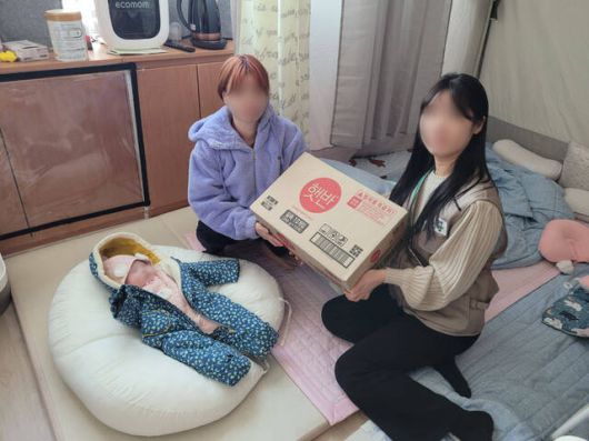 기초생활수급 가구에 즉석밥을 전달하는 모습이다. /팬앤스타