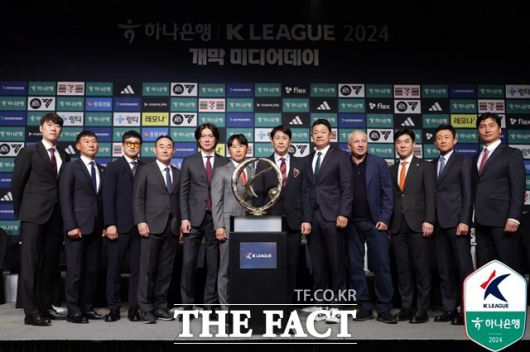 26일 더플라자호텔서울에서 열린 '하나은행 K리그1 2024 개막 미디어데이'에 참석한 12개 구단 감독들이 우승 트로피를 앞에 두고 기념 사진을 찍고 있다. 왼쪽부터 수원 김은중, 인천 조성환,광주 이정효, 제주 김학범, 울산 홍명보,서울 김기동, 포항 박태하,대전 이민성, 전북 페트레스쿠, 강원 윤정환, 대구 최원권, 김천 정정용 감독./K리그