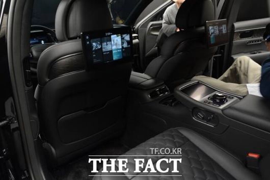 제네시스 G90 블랙의 2열 시트 모습. /김태환 기자