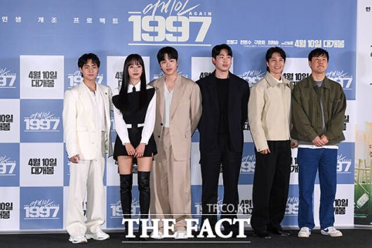 배우 조병규와 한은수, 구준회, 최희승, 김다현, 신승훈 감독(왼쪽부터)이 1일 오후 서울 용산구 CGV 용산 아이파크몰에서 열린 영화 '어게인 1997' 시사회 및 기자간담회에 참석해 포즈를 취하고 있다. /서예원 기자
