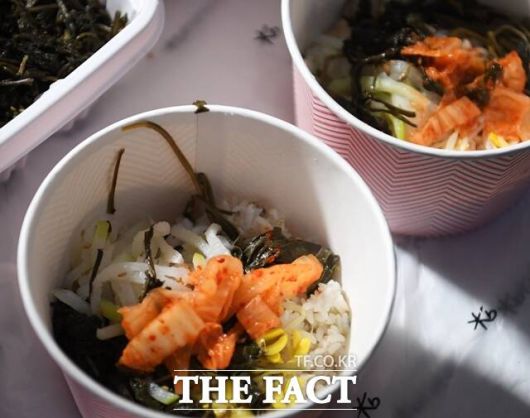 외식 물가가 전년보다 3.4% 오르는 등 4개월째 둔화세를 이어가고 있지만, 여전히 전체 물가 상승률 3.1%를 웃도는 것으로 나타났다. 사진은 물가 상승률이 가장 높은 비빔밥. /배정한 기자