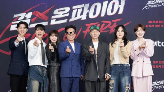 JTBC 새 오디션 프로그램 '걸스 온 파이어' 제작발표회가 16일 오후 서울 마포구 상암동 스탠포드호텔 그랜드볼룸홀에서 열렸다. 프로듀서로 참여한 가수 영케이 댄서 킹키 가수 정은지 윤종신 개코 선우정아와 MC를 맡은 코미디언 장도연(왼쪽부터)이 다양한 이야기를 나눴다. /JTBC