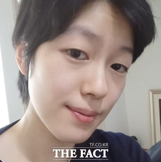 권윤지 작가는 서울예고 미술부를 졸업하고 이화여자대학교 서양화 학부에서 수학했다. 현재는 화가이자 출판기획자, 자유기고가 겸 논객으로 활동하고 있다. /작가 페이스북