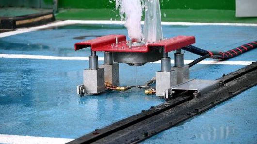 DL이앤씨가 중소기업 탱크테크와 함께 세계 최초로 '건물용 전기차 화재진압 시스템'을 개발했다. 사진은 시스템 작동 모습. /DL이앤씨