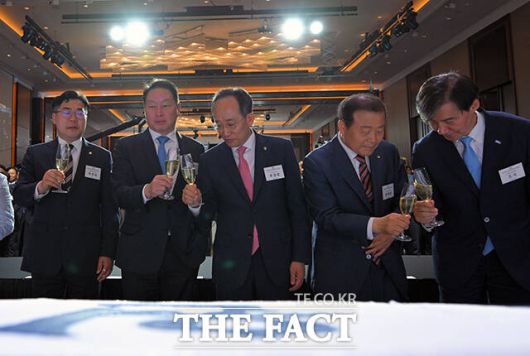 건배하는 참석자들.