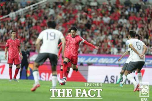 한국의 '캡틴' 손흥민이 11일 중국과 2026 북중미 월드컵 아시아 2차예선 C조 6차전에서 슛을 시도하고 있다./서울월드컵경기장=KFA
