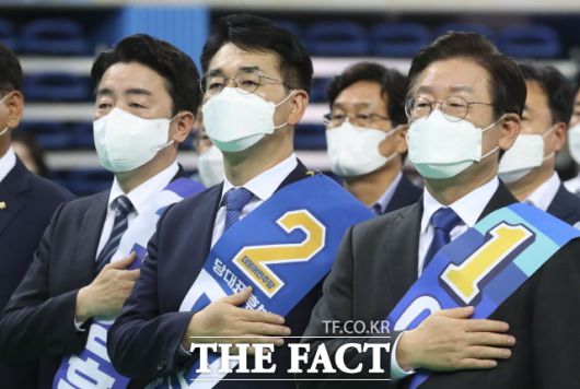 '어대명'(어차피 대표는 이재명)이 굳어지면서 전당대회 흥행이 어렵다는 우려도 일각에서 나온다. 지난 전당대회에서의 이 대표 모습. /뉴시스