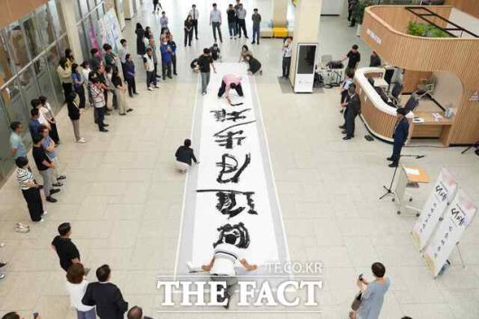 서천군이 지역 주민들을 위한 청사 마실 프로젝트 행사중 '서천 사랑 서예 행사'를 선보이고 있다. / 서천군