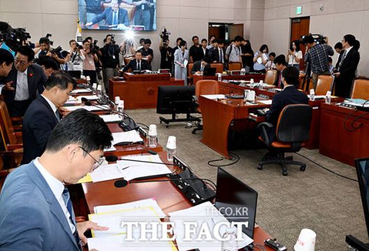 '정시에 출발하는 법제사법위원회'