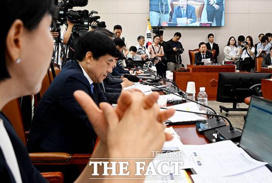 정청래 위원장 "불법 청문회라고 생각한다면 회의장을 나가라"