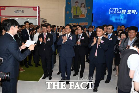 김병환 금융위원장과 윤한홍 국회 정무위원장 등 내빈들이 부스를 둘러보고 있다.