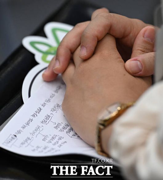 현장 면접에 참여한 한 취업준비생이 양 손을 모은 채 대기하고 있다.