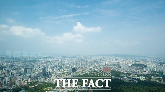 서울 용산구 남산서울타워 전망대에서 바라본 하늘이 맑은 날씨를 보이고 있다. /장윤석 기자