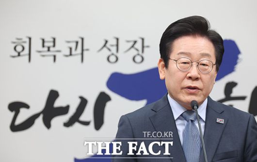 이재명 더불어민주당 대표가 '실용주의' 카드를 꺼내 들었다. 그는 "이념과 진영이 밥을 먹여주지 않는다"며 "탈이념·탈진영의 현실적 실용주의가 위기 극복과 성장 발전의 동력"이라고 밝혔다. /뉴시스