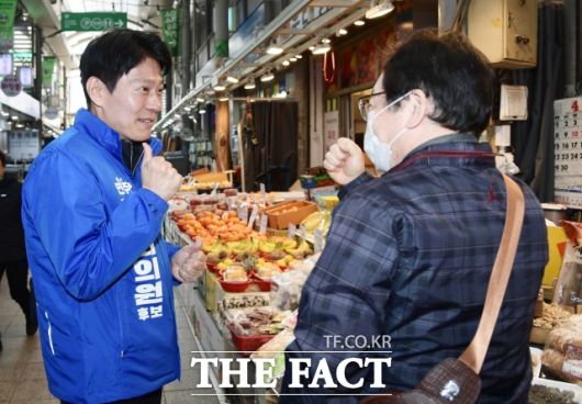 한민수 의원은 지역구 내 전통시장에서 장을 볼 예정이다. 지난해 총선 유세 당시 한 의원이 강북구 수유시장을 찾아 주민과 인사하는 모습. /이새롬 기자