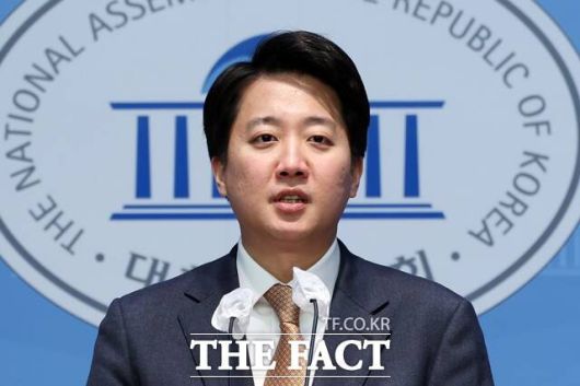 윤석열 대통령 탄핵 반대 집회에 참석한 한국사 일타 강사 전한길 씨가 계엄령이 아니라 '계몽령'이 맞다는 주장을 다시 내놨다. 이준석 개혁신당 의원을 향해서는 "국면을 전환하려 부정선거를 이용하는 거 아니냐"고 날을 세웠다. /뉴시스