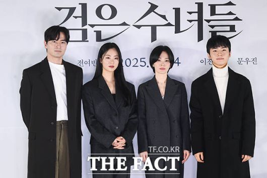 '검은 수녀들'로 11년 만에 스크린에 복귀한 송혜교(왼쪽에서 세번째)는 "한 사람을 살리기 위해 합쳐진 마음들에 뭉클함이 있는 오컬트 드라마"라고 매력 포인트를 전했다. /서예원 기자