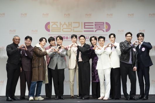 스포츠 선수부터 배우들까지 총 12명의 스타들이 '잘생긴 트롯'을 통해 트로트 가수에 도전한다. /tvN STORY