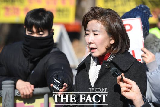국민의힘 일부 의원들은 윤 대통령 접견 의사를 밝힌 상태다. 사진은 나경원 국민의힘 의원이 3일 오전 경기 의왕시 서울구치소에서 윤석열 대통령 접견을 마친 후 입장을 밝히고 있는 모습. /의왕=장윤석 기자