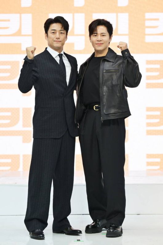 배우 지진희(왼쪽)와 이규형이 5일 11시 진행된 KBS2 새 수목드라마 '킥킥킥킥'의 온라인 제작발표회에서 포즈를 취하고 있다. /KBS