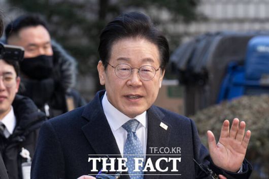 대장동 개발특혜 의혹 등을 받고 있는 이재명 더불어민주당 대표가 4일 서울 서초구 서울중앙지방법원에서 열린 자신의 공판에 출석하며 발언하고 있다. /이새롬 기자