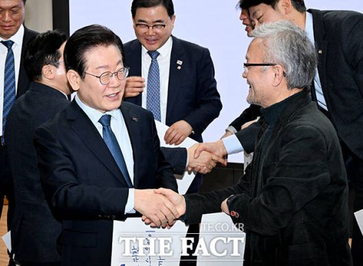 박태웅 민주연구원 집단지성센터장과 악수하는 이재명 대표(왼쪽).