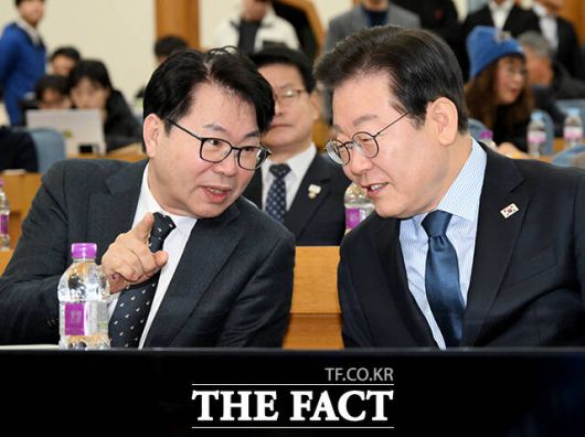 이한주 민주연구원장(왼쪽)과 대화하는 이재명 대표.