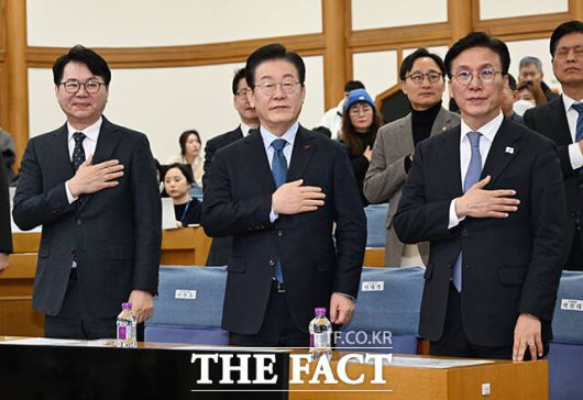 국기에 대한 경례하는 이재명 대표(가운데).