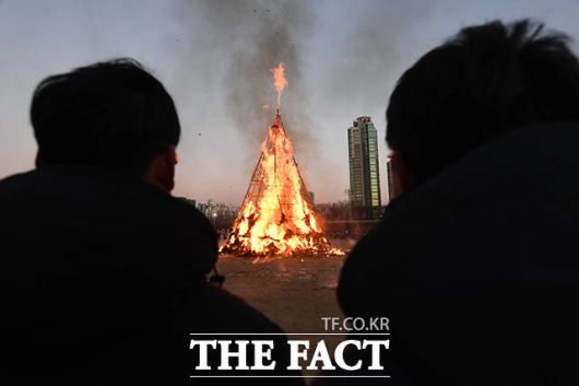 시민들이 달집태우기를 관람하며 건강과 안녕을 기원하고 있다.