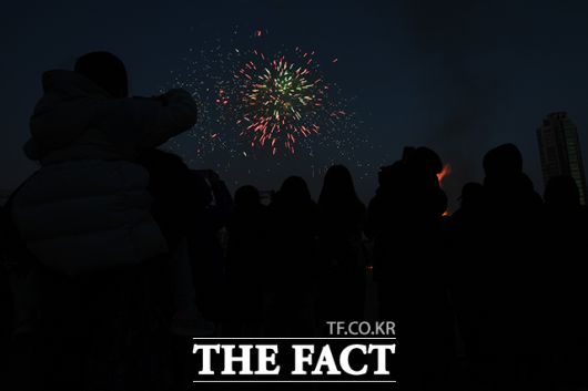 시민들이 불꽃놀이를 관람하고 있다.