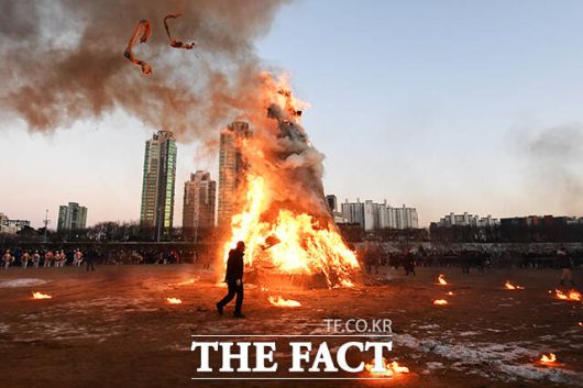 활활 타오르는 달집.