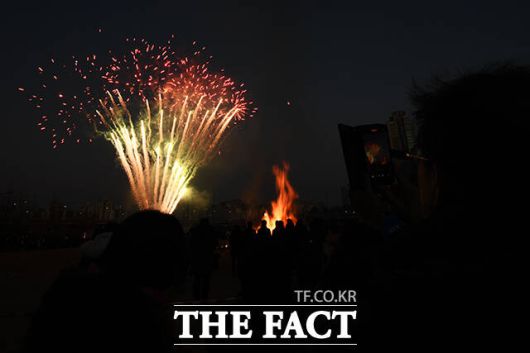 타오르는 달집 옆으로 '펑펑' 불꽃놀이.