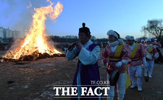 달집 앞에서 길놀이 공연이 펼쳐지고 있다.