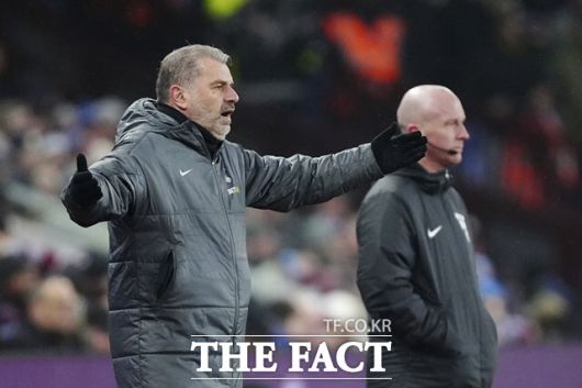 무리한 선수운용으로 부상을 유발했다는 비판에서 자유로울 수 없는 토트넘의 안지 포스테코글루 감독(왼쪽)./버밍엄=AP.뉴시스