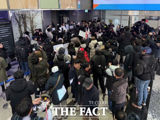 국가인권위원회(인권위)가 10일 '윤석열 대통령 방어권 보장' 안건을 재상정한 가운데 윤 대통령 지지자들이 인권위 건물 1층 로비에 들어와 대통령의 인권을 보장하라고 주장하고 있다. /정인지 기자