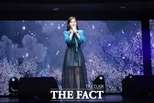 가수 송가인이 11일 오후 서울 강서구 스카이아트홀에서 정규 4집 '가인;달' 발매 기념 쇼케이스에 참석해 타이틀 곡 '아사달' 무대를 펼치고 있다. /장윤석 기자