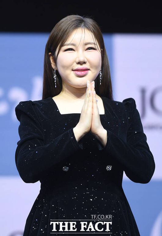 가수 송가인이 11일 오후 서울 강서구 스카이아트홀에서 정규 4집 '가인;달' 발매 기념 쇼케이스에 참석해 포즈를 취하고 있다. /장윤석 기자