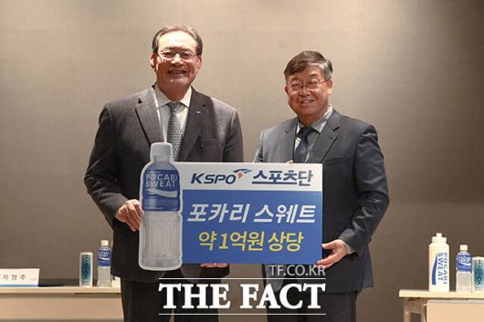 동아오츠카가 약 1억 원 상당의 포카리 스웨트를 전달하고 있다.