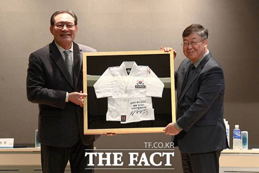 하형주 이사장의 서명이 새겨진 유도복.