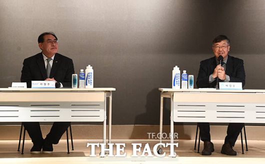 협약서에 서명하기 전 인사말 하는 박철호 동아오츠카 대표이사 사장.