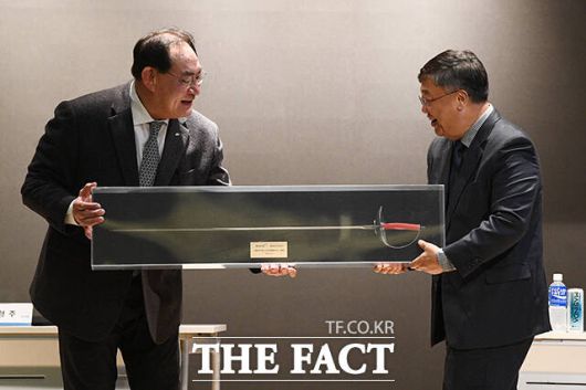 체육공단 소속 올림픽 펜싱 금메달리스트 김정환 선수의 펜싱 검을 동아오츠카에 전달하고 있다.